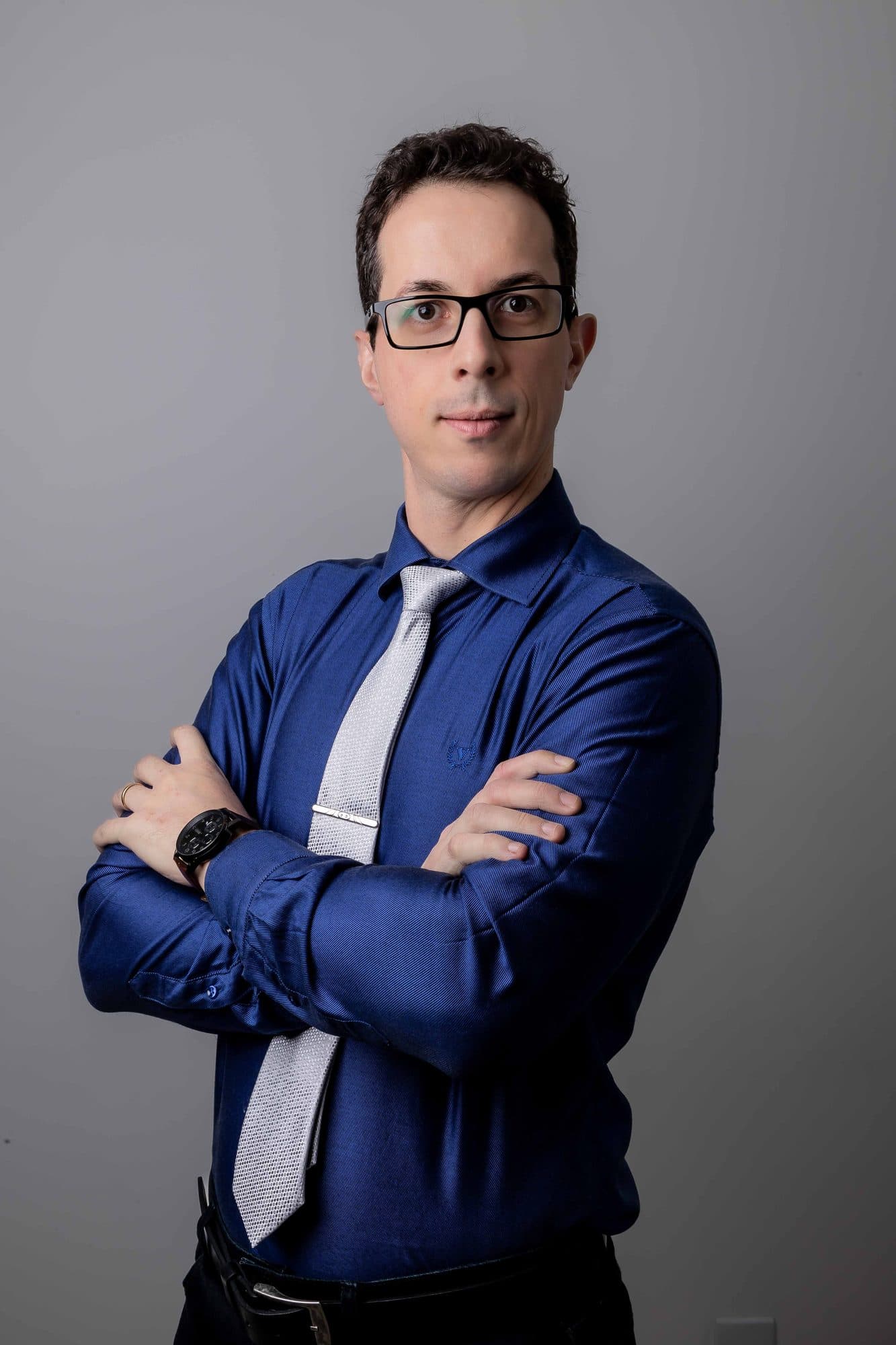 Dr. André Andrade de camisa azul, de braços cruzados