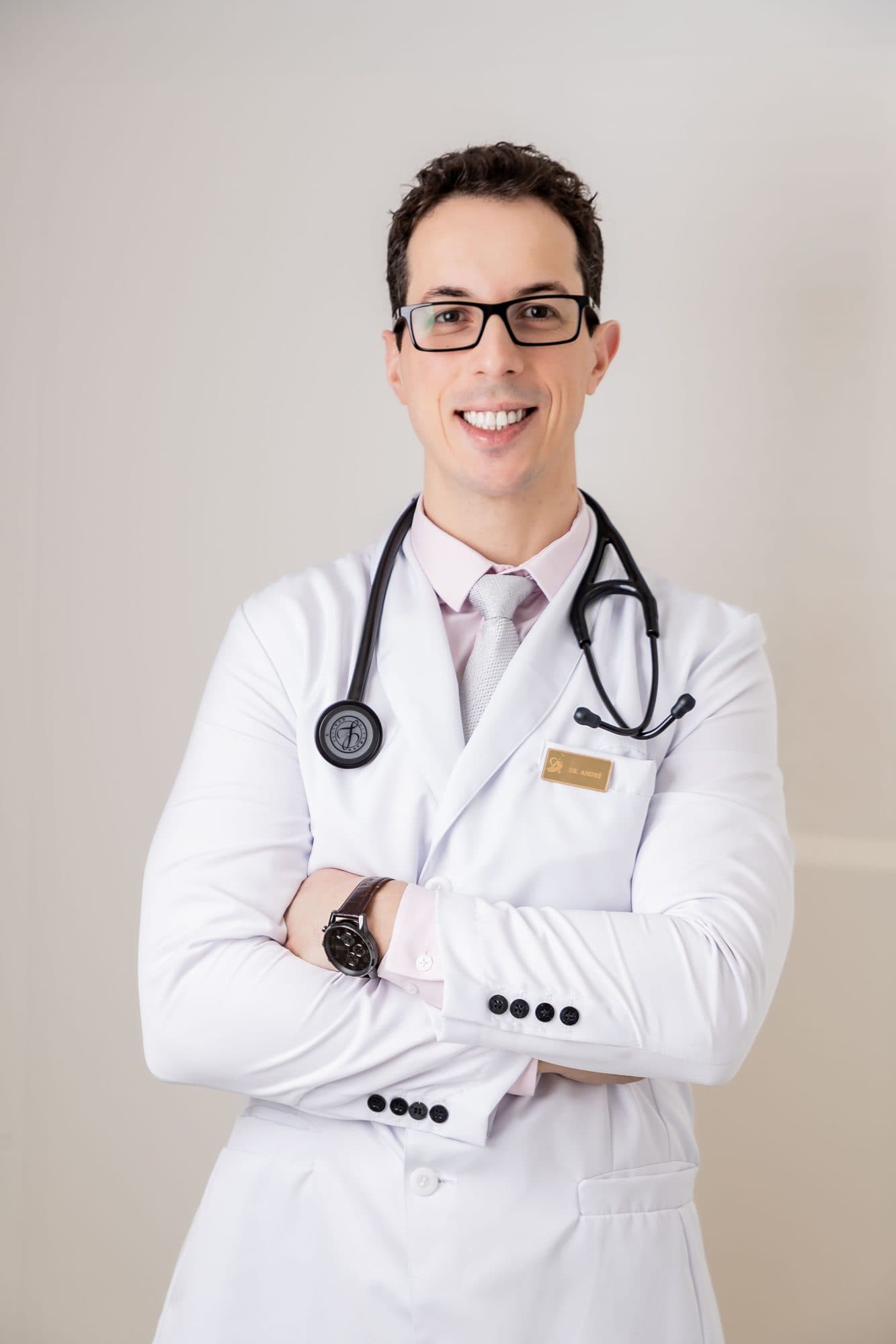 Dr. André Andrade de jaleco e estetoscópio